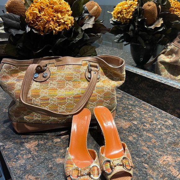 Gucci handbag with Gucci shoe size 7 - Picture 3 of 3